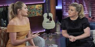 Kate Upton and Kelly Clarkson talk about the struggles of breastfeeding! 1