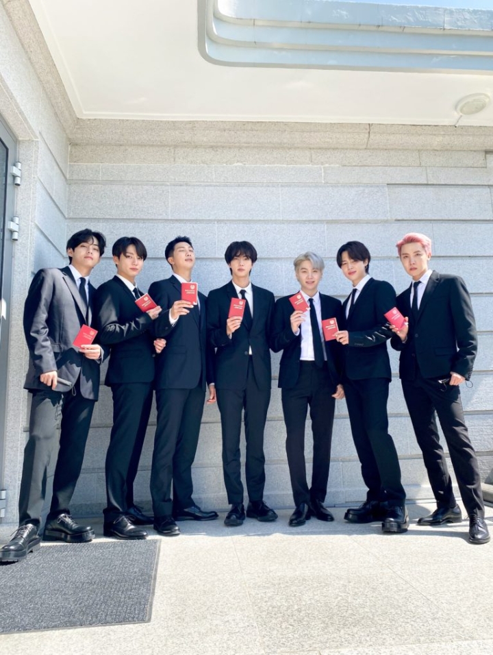 BTS flaunted their new passport received from the President