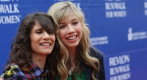 Jennette with her mom Debra