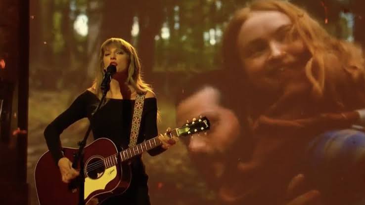 Taylor performs 'All Too Well'