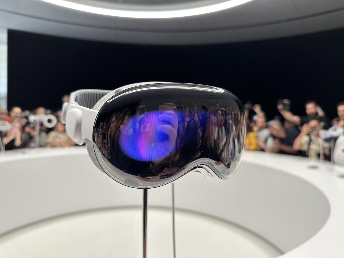Developers Can Build Vision Pro Apps: Design Cutting-Edge, Immersive VR Experiences with the VisionOS SDK 26