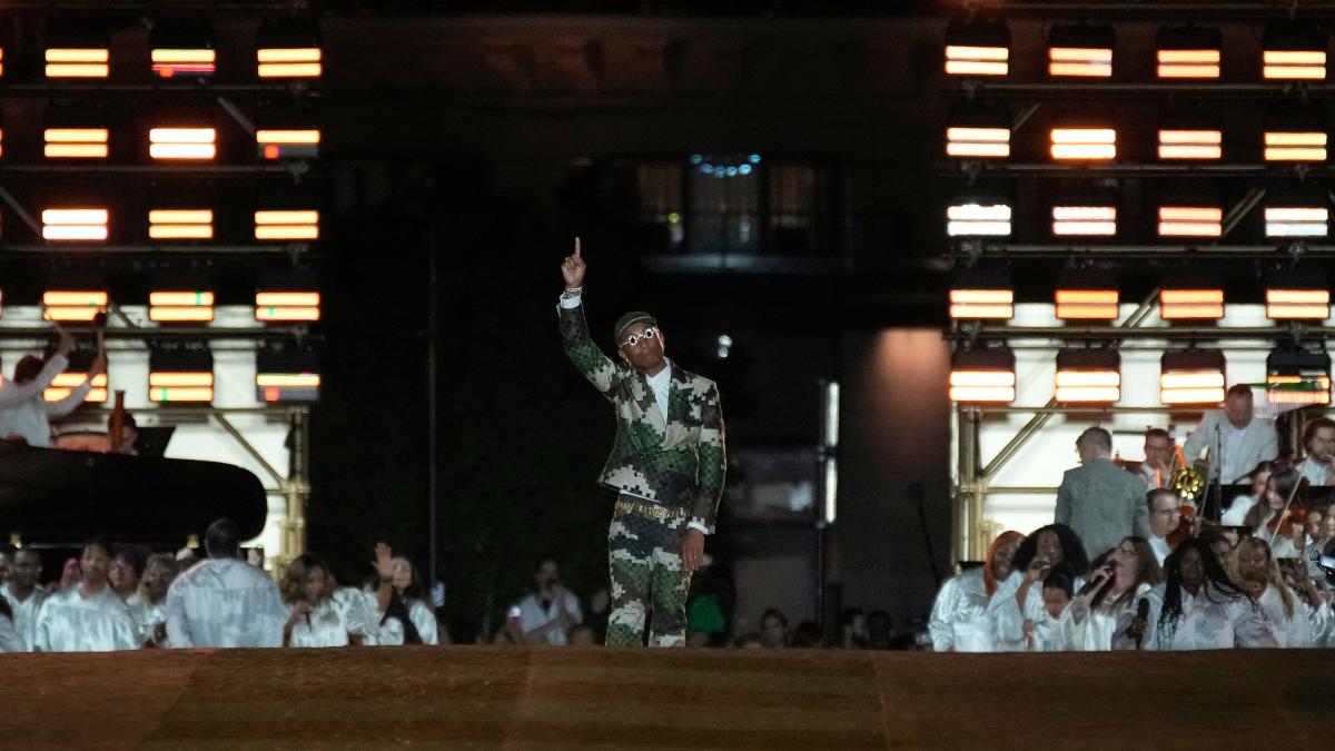 Pharrell's Vuitton show attended star-studded, the destination fashion show is worth talking about. 26