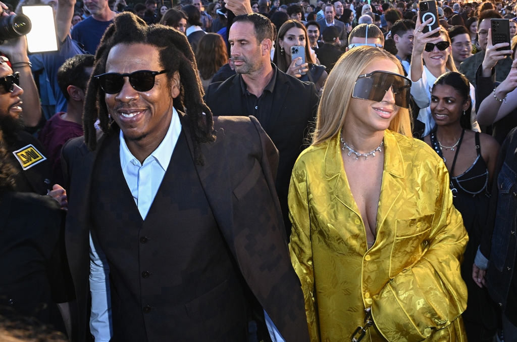 Pharrell's Vuitton show attended star-studded, the destination fashion show is worth talking about. 21