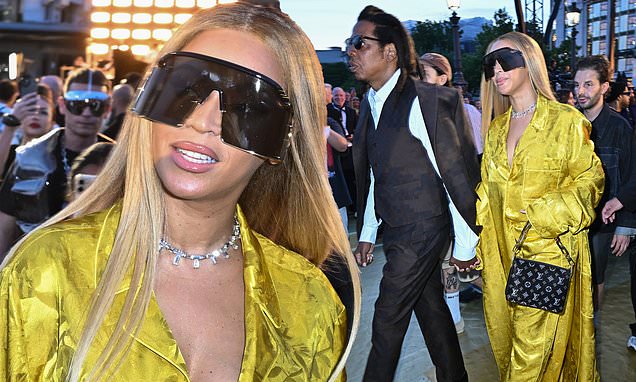Pharrell's Vuitton show attended star-studded, the destination fashion show is worth talking about. 22