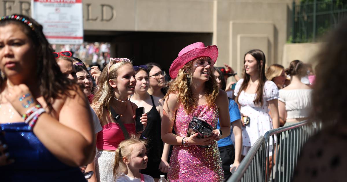 Get Ready for an Epic Night: Taylor Swift Returns to Chicago for The Eras Tour! 14