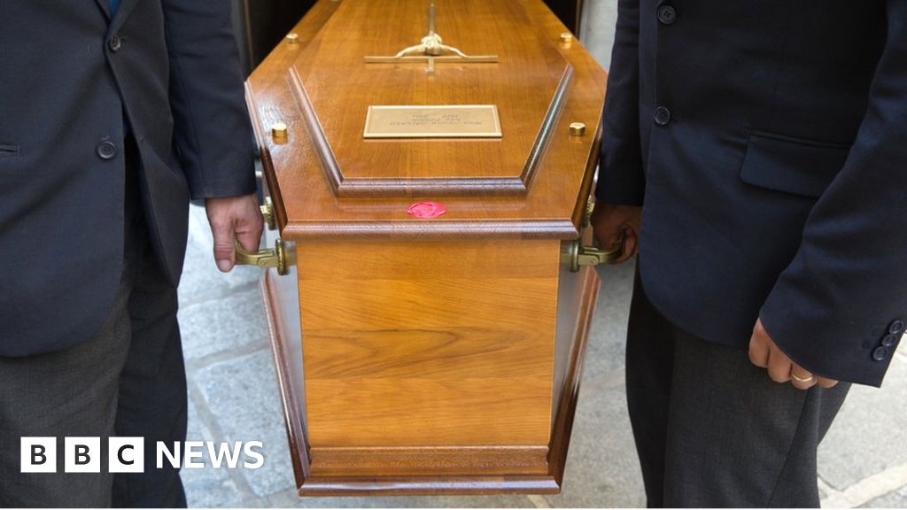 Woman knocks on own coffin, dies, but what happened next will leave you shocked! 17