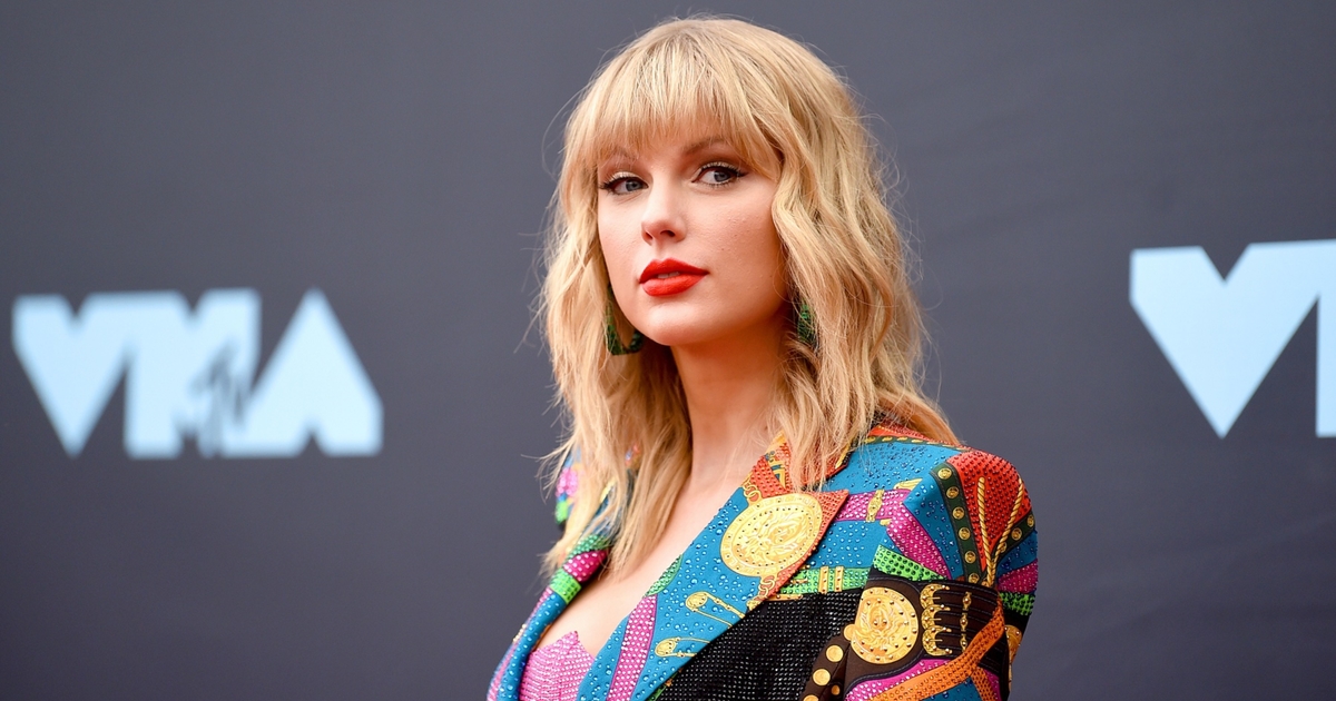 Midwest Fans Go Crazy for T. Swift: A Tour They Will Never Forget! 13