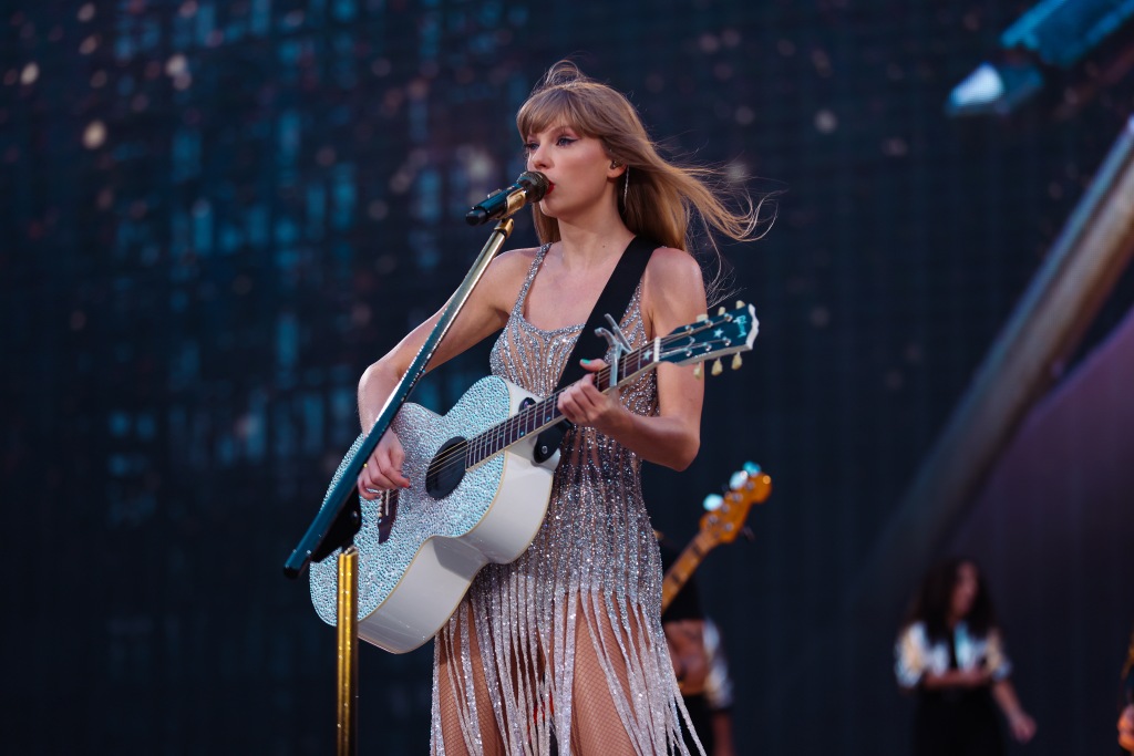 Taylor Swift's electrifying performance wows Pittsburgh Stadium: A night to remember. 9