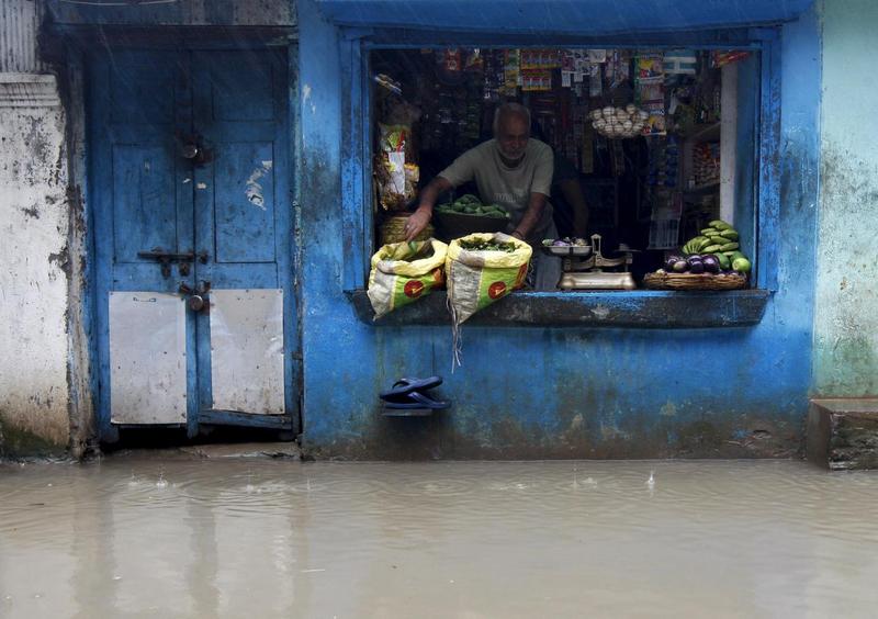 India Cyclone Relief Camps Empty: Where Did All the Evacuees Go? The Surprising Reason! 14