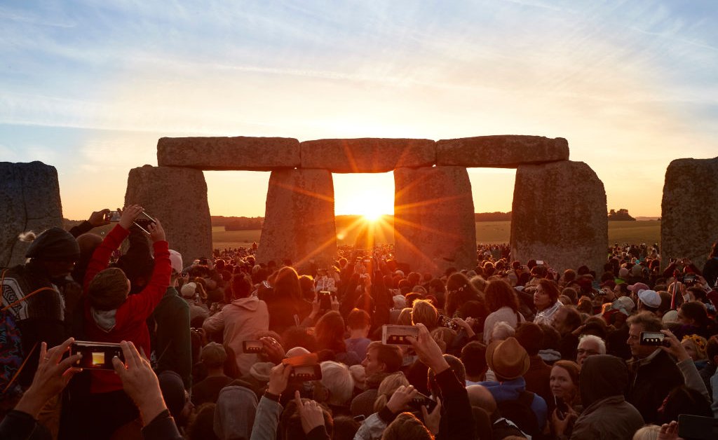 Stonehenge Sunrise Visitors Photos: Capturing the Magical Atmosphere of this Prehistoric Monument 14