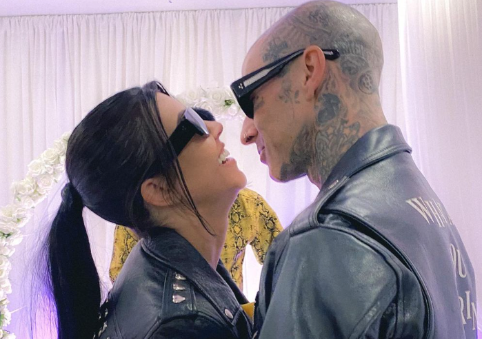 Kardashian's Epic Pregnancy Reveal at Blink-182 Gig: Fans Go Crazy Over Iconic Homage! 24