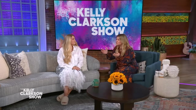 Kelly Clarkson and Meghan Trainor's Refreshingly Honest Chat About Women's Facial Hair Will Surprise You! 17