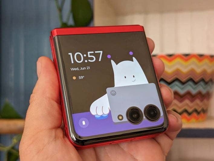 Razr+ Revives Sexy Smartphones: Motorola's Launch of New Razr 40 Ultra, Edge 40! 15