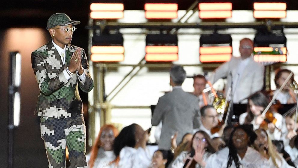 Pharrell's Vuitton show attended star-studded, the destination fashion show is worth talking about. 19