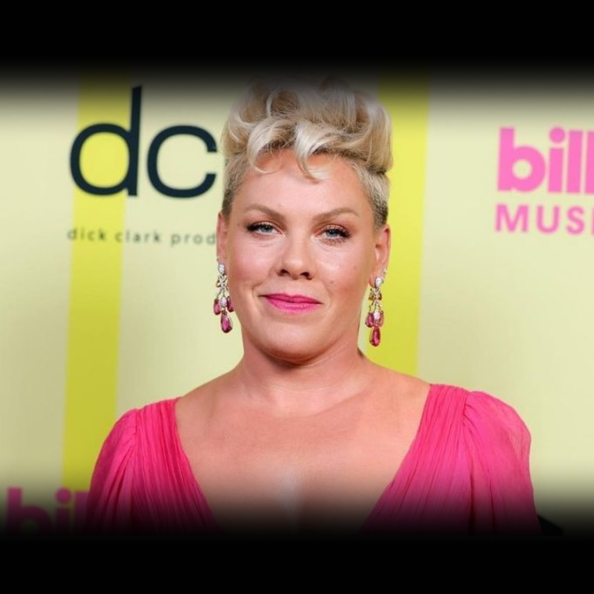 Unveiling the Enchanting Performance of Alecia Beth Moore Aka Pink and Her Daughter Willow. 10