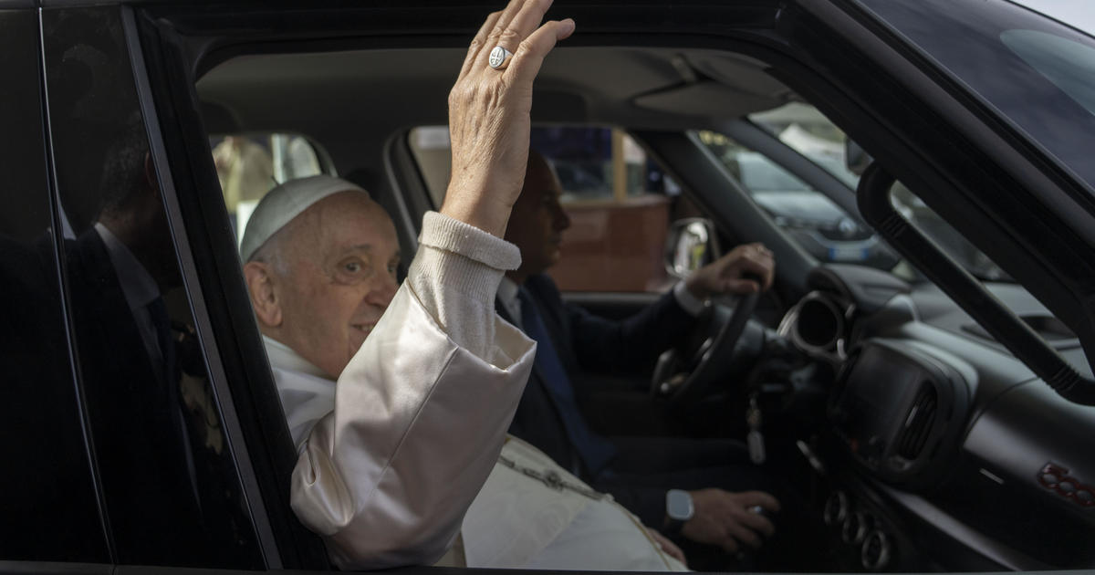 Pope Francis discharged and on the mend - Emotional moments at Gemelli Hospital! 16