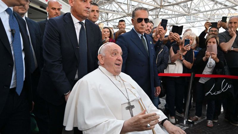 Pope Francis discharged and on the mend - Emotional moments at Gemelli Hospital! 15