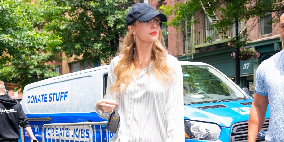 Taylor Swift's Preppy Chic Look: Effortless Style with Pleated Miniskirt and Chunky Shoes! 16