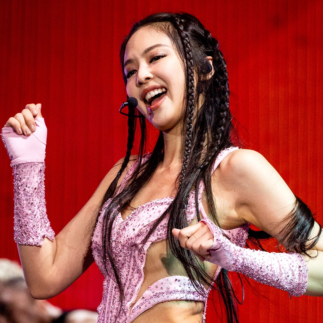 Blackpink Star Jennie's Mid-Concert Exit Sparks Concerns Among Fans - Health Update Inside! 15