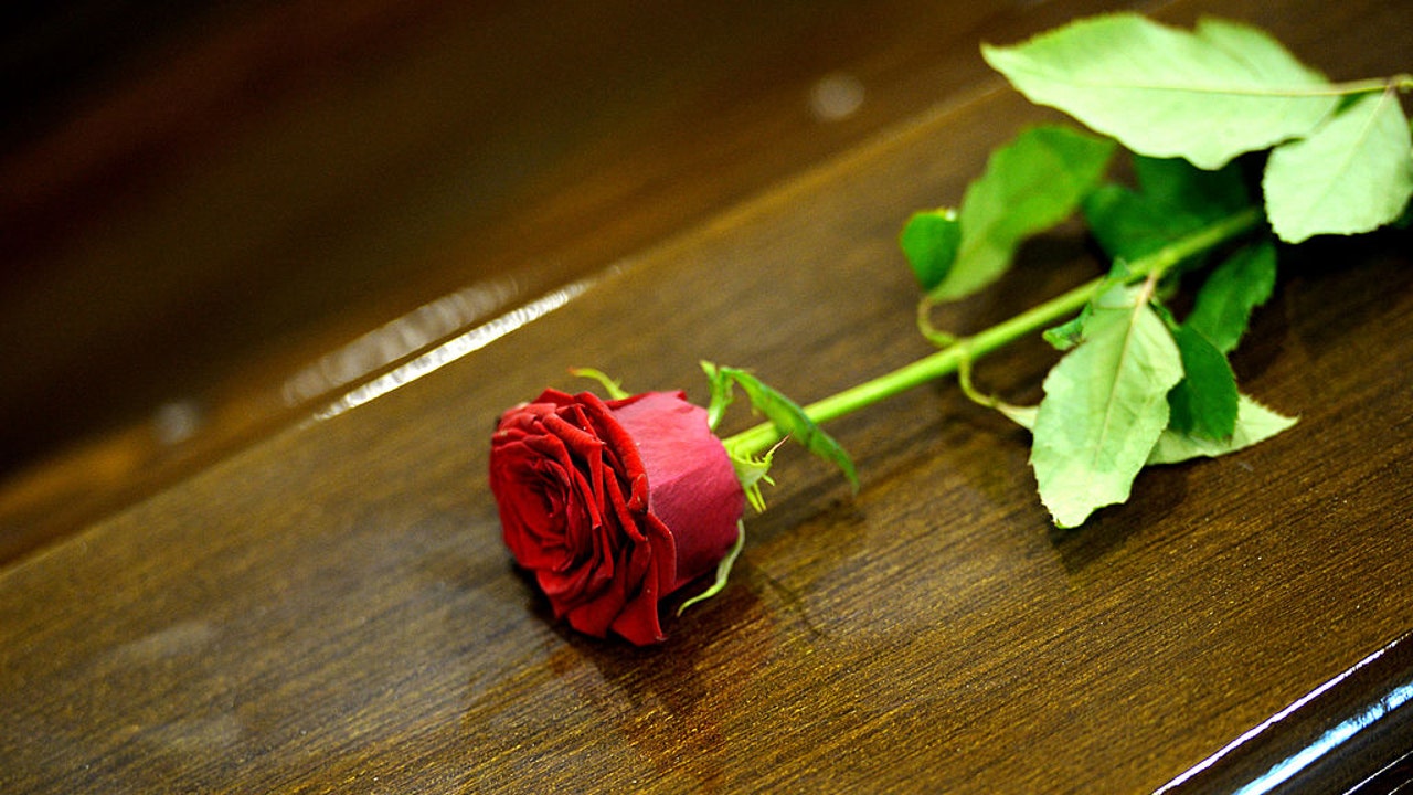 Woman knocks on own coffin, dies, but what happened next will leave you shocked! 19