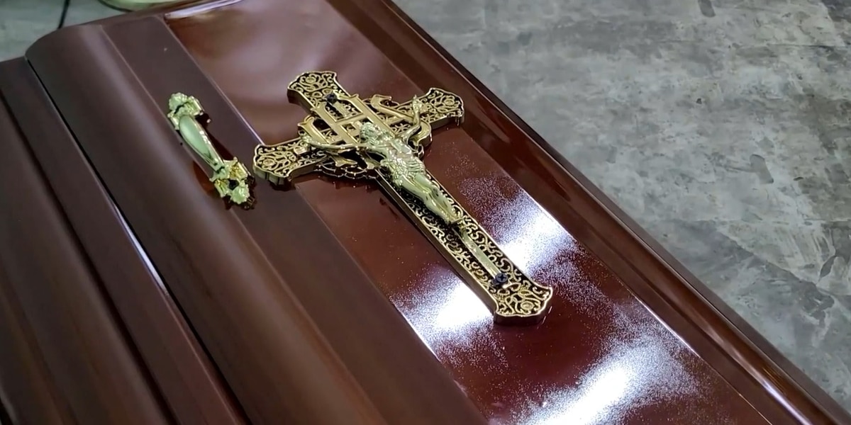 Woman knocks on own coffin, dies, but what happened next will leave you shocked! 21