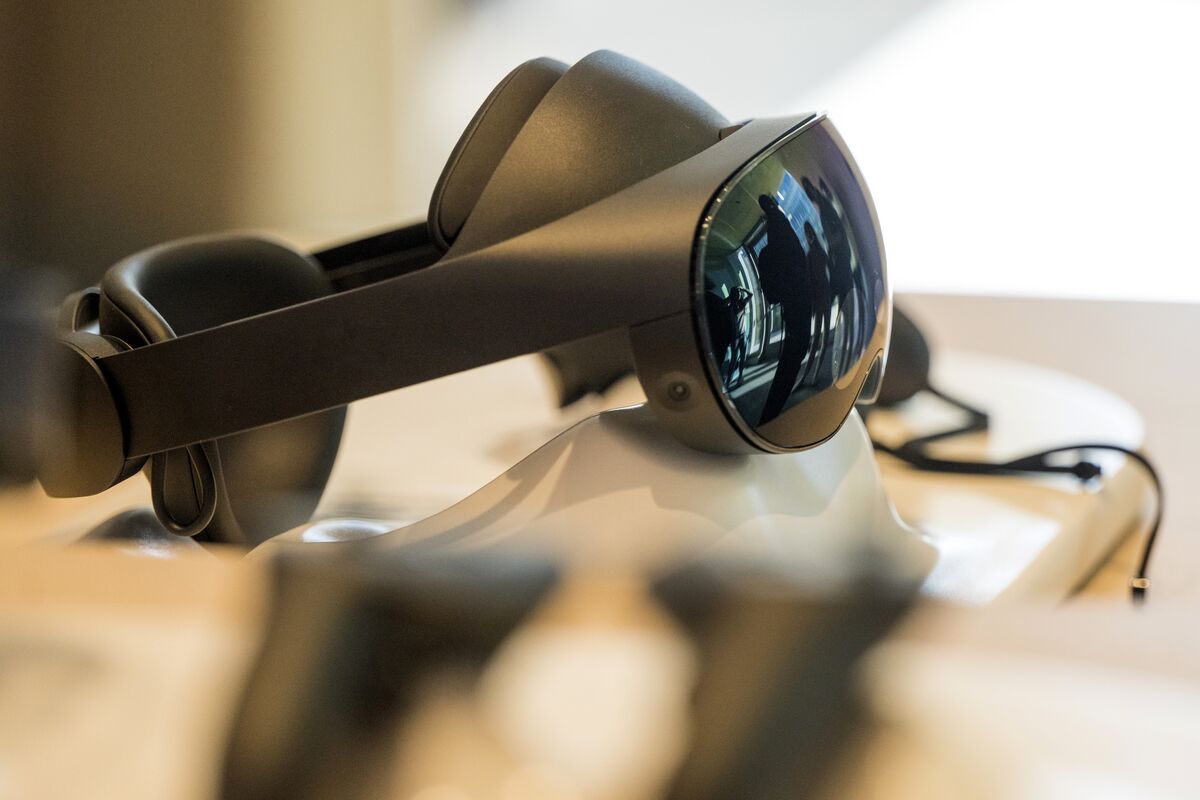 Apple Shrinks Plans for Headset: New Details Emerge - Get Ready for an Astonishing VR Experience! 15