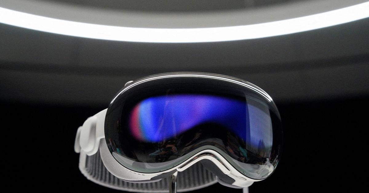 Apple reduces Vision Pro headset plans: Discover the shocking reason behind the production cuts! 9