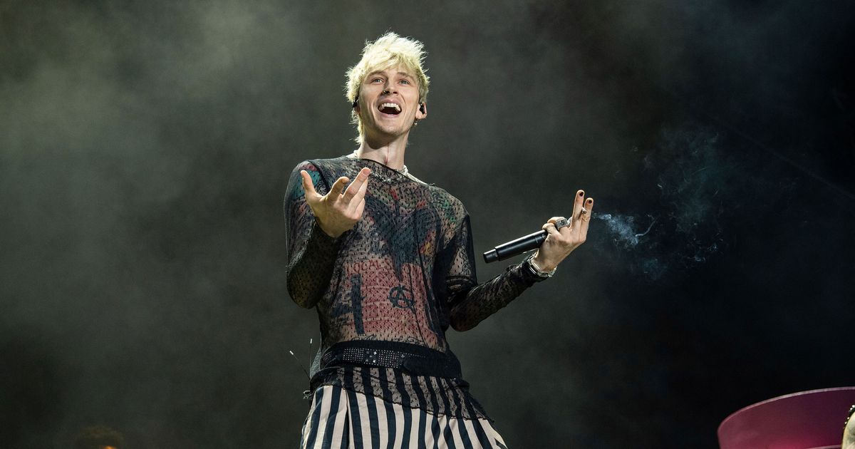 Machine Gun Kelly Hits Fan During Concert: Shocking Confrontation Leaves Crowd Stunned! 14